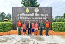 พี่ทหารใจดีพาน้องๆนักเรียนข้ามถนน