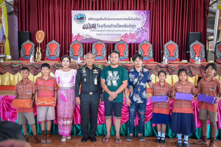 “ ผบ.กกล.สุรนารี เป็นประธานพิธีทำบุญเนื่องในวันก่อตั้ง รร.บ้านไทยสันติสุข ”