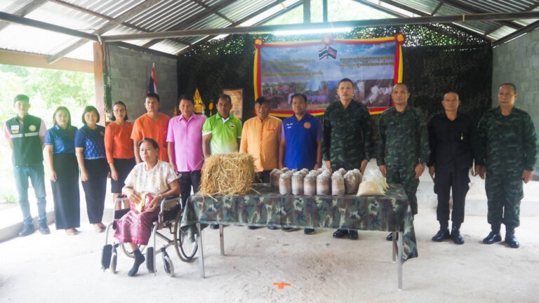 โครงการหมู่บ้านเข้มแข็งคู่ขนานตามแนวชายแดนไทย – กัมพูชา “กิจกรรมการเพาะเห็ดฟางกองเตี้ย”