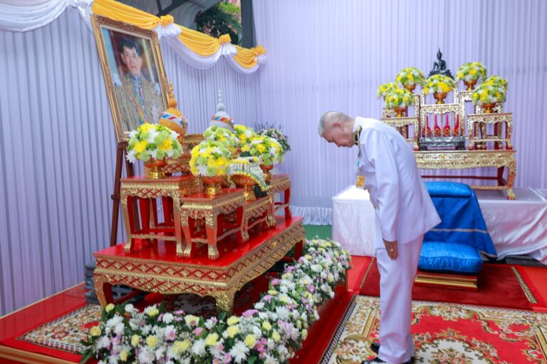 “องคมนตรี เชิญสัญญาบัตร พัดยศ และผ้าไตร ถวายพระสงฆ์ทรงตั้งสมณศักดิ์ จังหวัดสุรินทร์”