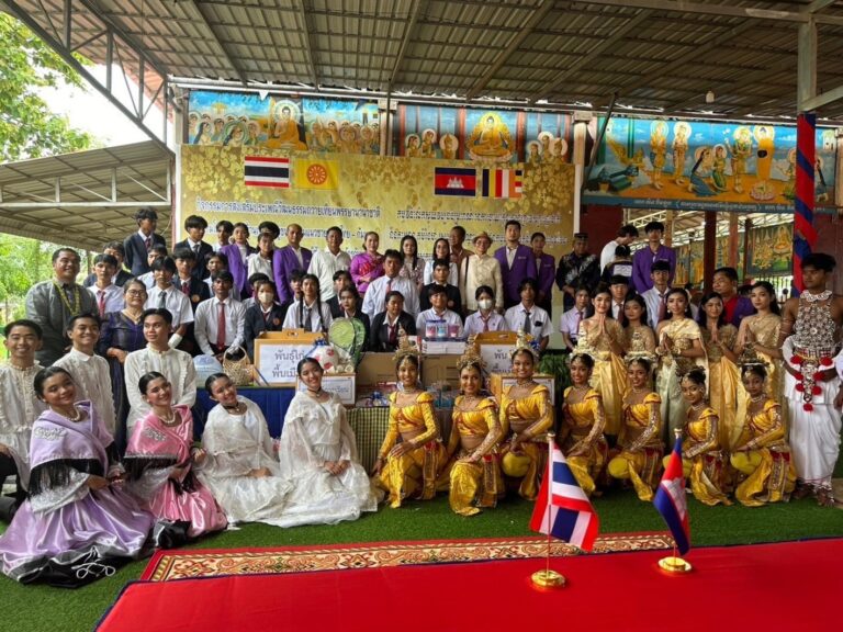 “สืบสานประเพณีถวายเทียนพรรษา 2 แผ่นดิน ไทย – กัมพูชา”