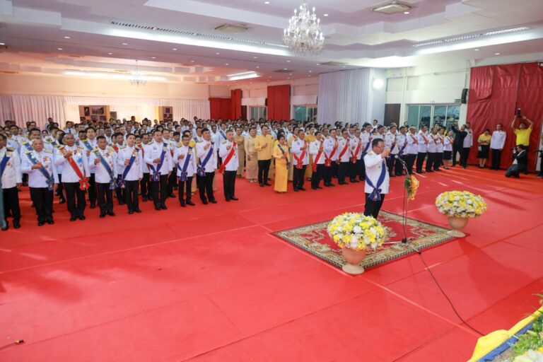 ร่วมงานสโมสรสันนิบาตเฉลิมพระเกียรติพระบาทสมเด็จพระเจ้าอยู่หัว