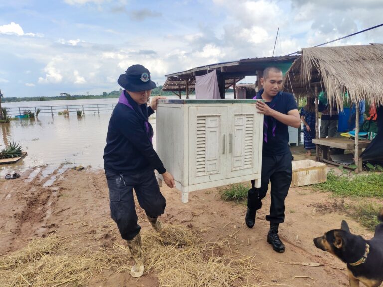 “ช่วยเหลือประชาชนขนย้ายสิ่งของ ป้องกันน้ำโขงท่วม”