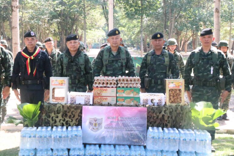 ผู้บัญชาการกองกำลังสุรนารีตรวจเยี่ยมการปฏิบัติงานของหน่วยกำลังป้องกันชายแดนไทย – กัมพูชา