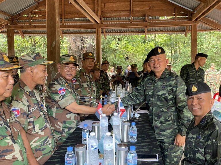 ผู้บัญชาการกองกำลังสุรนารี ตรวจเยี่ยมหน่วยกำลังป้องกันชายแดน และพบปะพัฒนาสัมพันธ์กับทหารฝ่ายกัมพูชา ในพื้นที่ กองกำลังสุรนารี