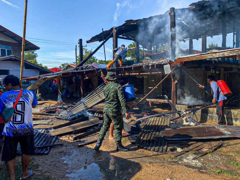 “รุด!!! ช่วยเหลือฉีดน้ำดับไฟบ้านเรือนประชาชน ถูกไฟไหม้วอดทั้งหลัง”