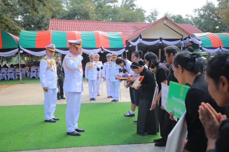 ผบ.ทบ. เป็นประธานพิธีพระราชทานเพลิงศพ อส.ทพ. เปลี่ยน ศิริสุข เสียชีวิตระหว่างลาดตระเวนในพื้นที่ จชต. พร้อมตรวจเยี่ยมหน่วยฝึกทหารใหม่ ร.6 พัน.2 จ.อุบลราชธานี