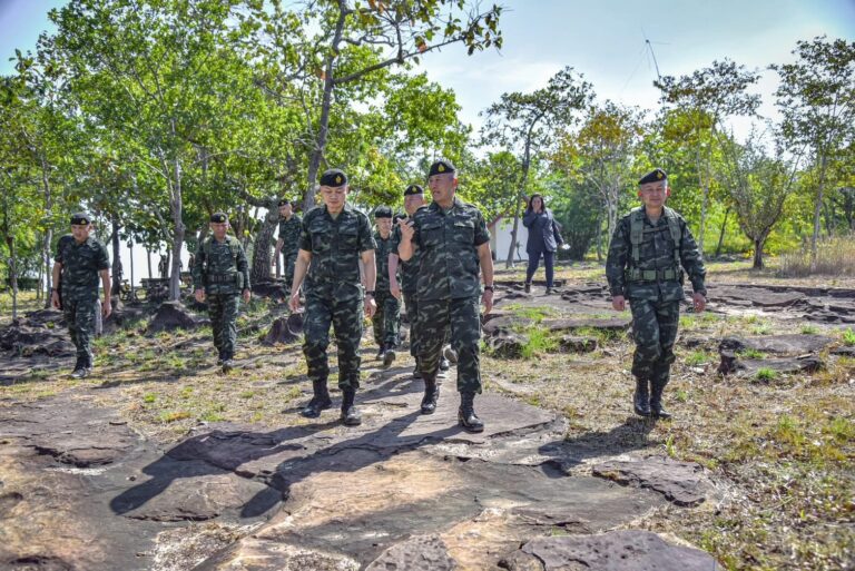 “ผู้บัญชาการศูนย์ปฏิบัติการกองทัพบก ตรวจเยี่ยมหน่วยกำลังป้องกันชายแดนในพื้นที่กองกำลังสุรนารี”