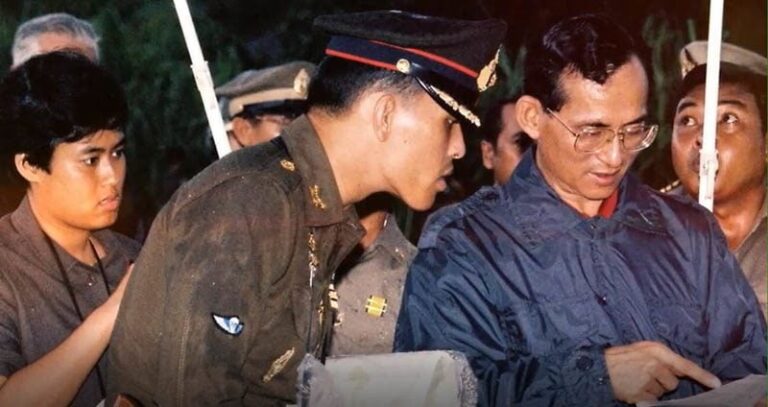 พระมหากษัตริย์ผู้ทรงปิดทองหลังพระ