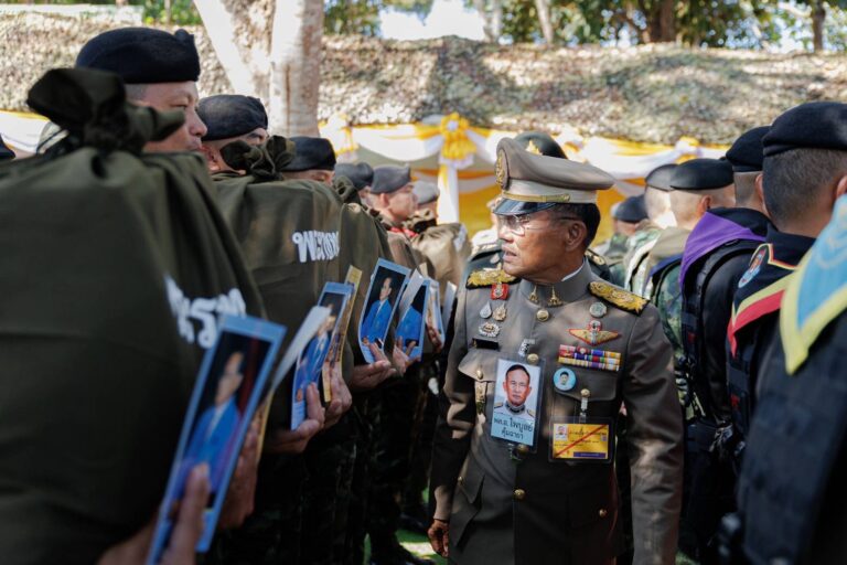 องคมนตรีเชิญสิ่งของพระราชทาน เนื่องในโอกาสปีใหม่ 2568  มอบแก่กำลังพลที่ปฏิบัติภารกิจป้องกันชายแดน พื้นที่กองกำลังสุรนารี