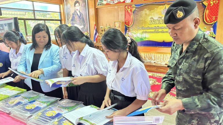 “ขอบคุณผู้ใหญ่ใจดี!!! มอบหนังสือให้โรงเรียนในโครงการชุมชนเบิกบาน อาหารปลอดภัย