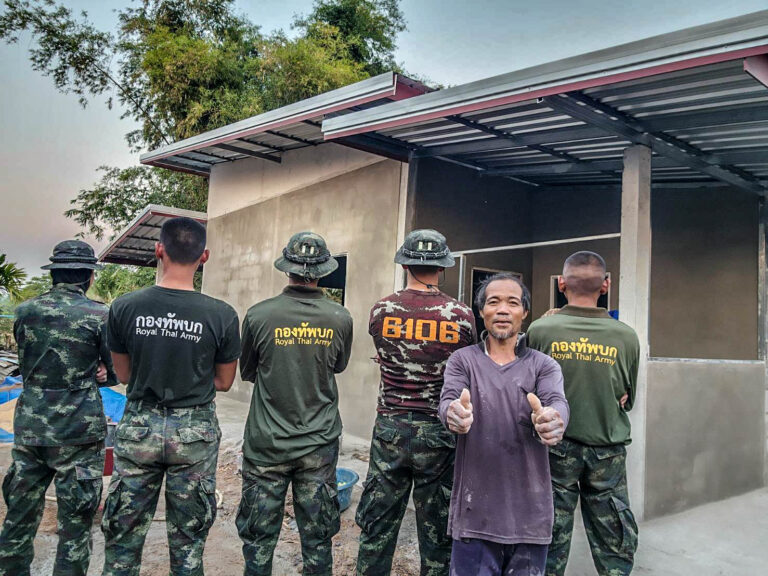 “พี่ทหารใจดี สร้างบ้านให้กับผู้ยากไร้ ในพื้นที่ชายแดน”