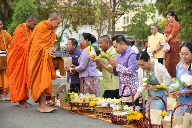 โครงการผู้ว่าฯ พาแต่งผ้าไทย ทำบุญใส่บาตรกับช้าง ทุกวันเสาร์