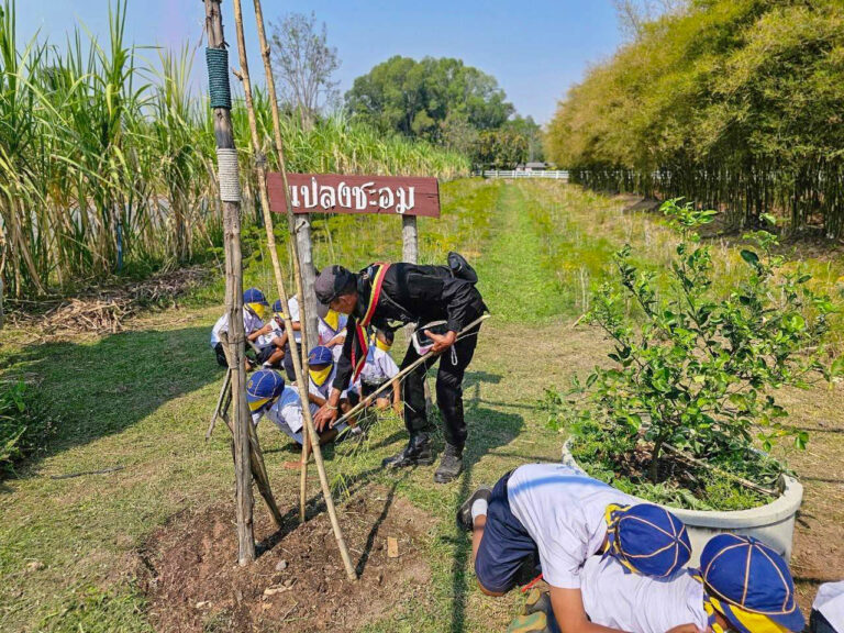 พี่ทหารร่วมประจำฐานค่ายฝึกลูกเสือ